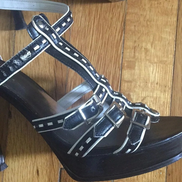 GUESS Women's Taxi Platform Sandal Black White 7 - Picture 4 of 6